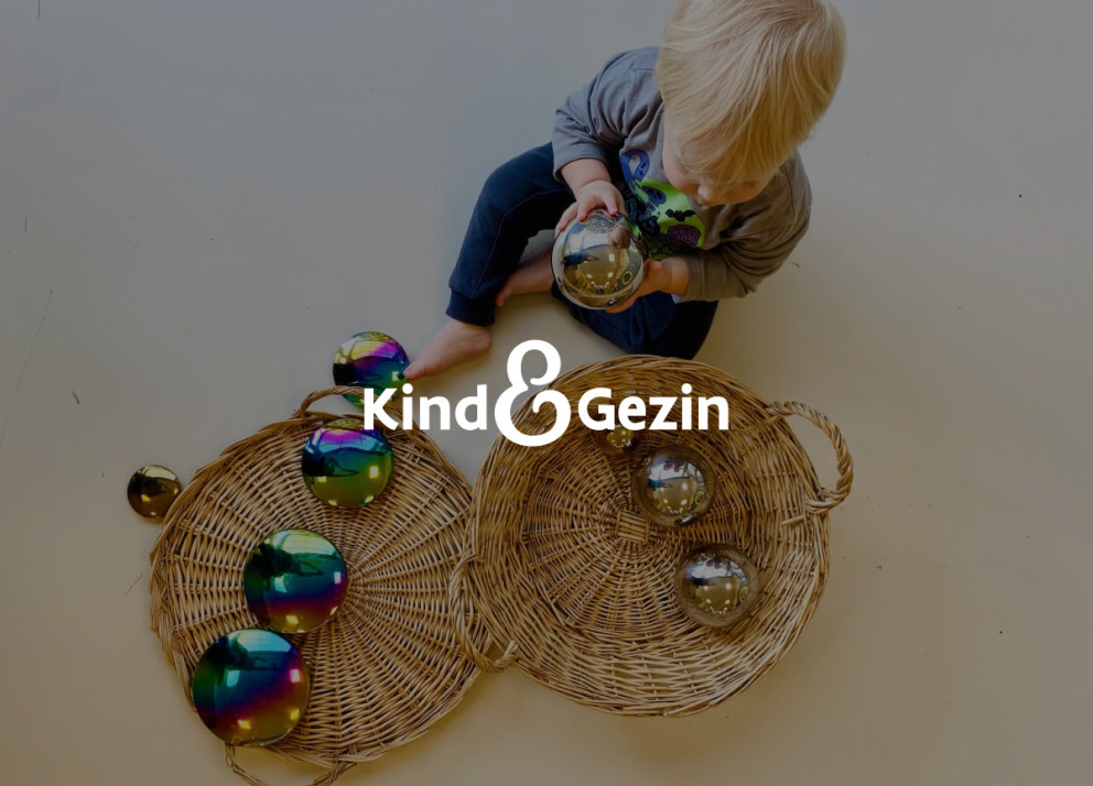 Kind&#x20;&amp;&#x20;gezin&#x20;logo&#x20;op&#x20;een&#x20;achtergrond&#x20;van&#x20;een&#x20;kindje&#x20;dat&#x20;aan&#x20;het&#x20;spelen&#x20;is